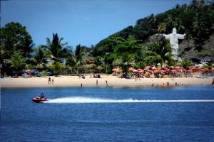 Praia do Cristo, uma praia de águas calmas no centro de Ilhéus